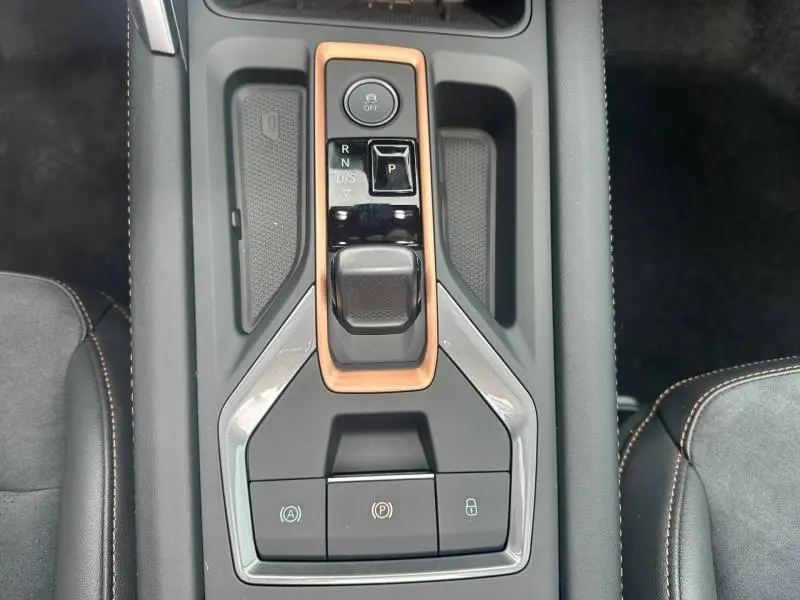 Vue plongeante sur la console centrale noire avec levier de vitesse électronique et contour cuivre du CUPRA Formentor 2.0 TDI.