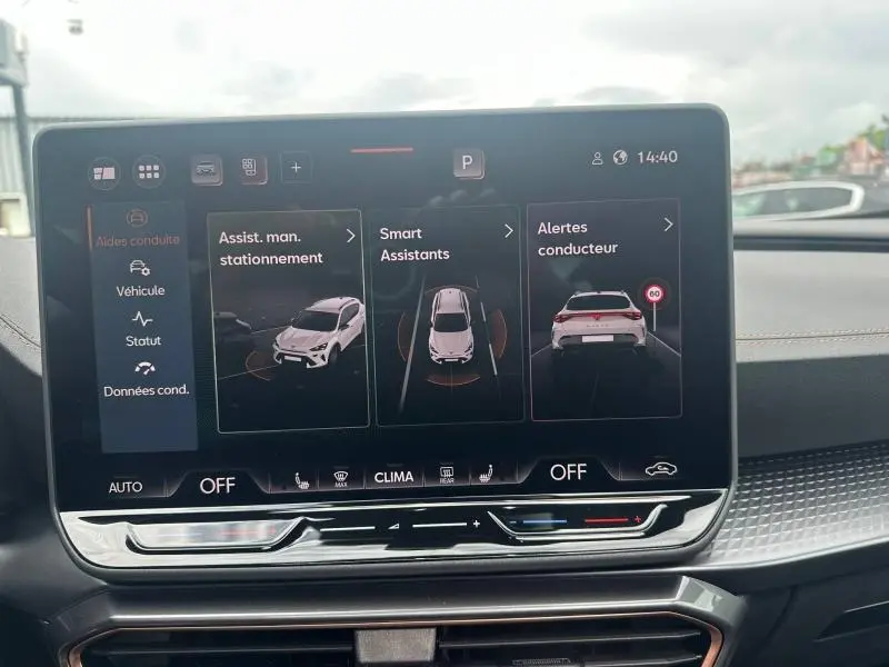 Écran tactile intérieur du CUPRA Formentor noir Minuit, affichant les aides à la conduite et alertes conducteur.