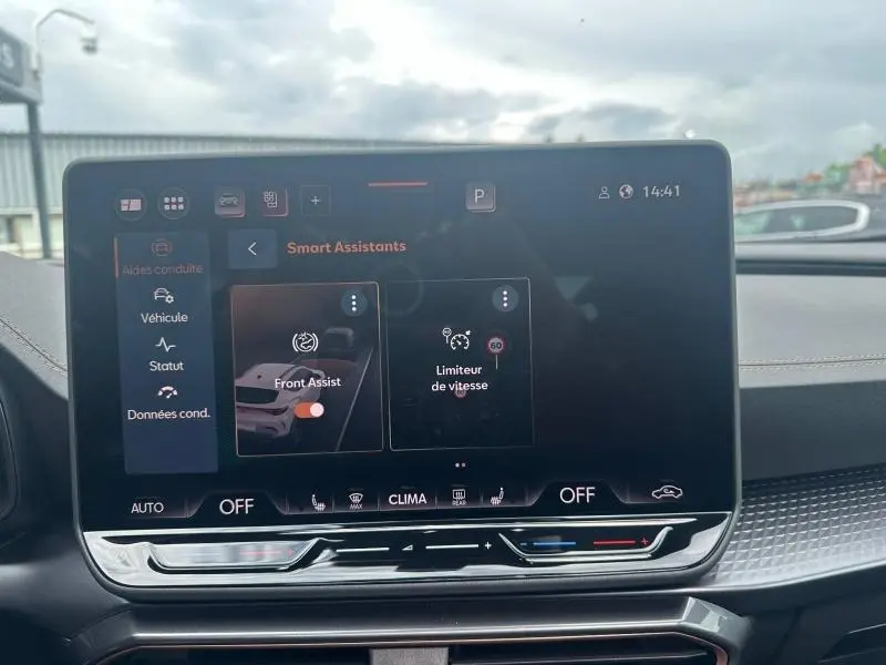Écran tactile central du tableau de bord de la CUPRA Formentor 2.0 TDI, affichant les assistants de conduite.