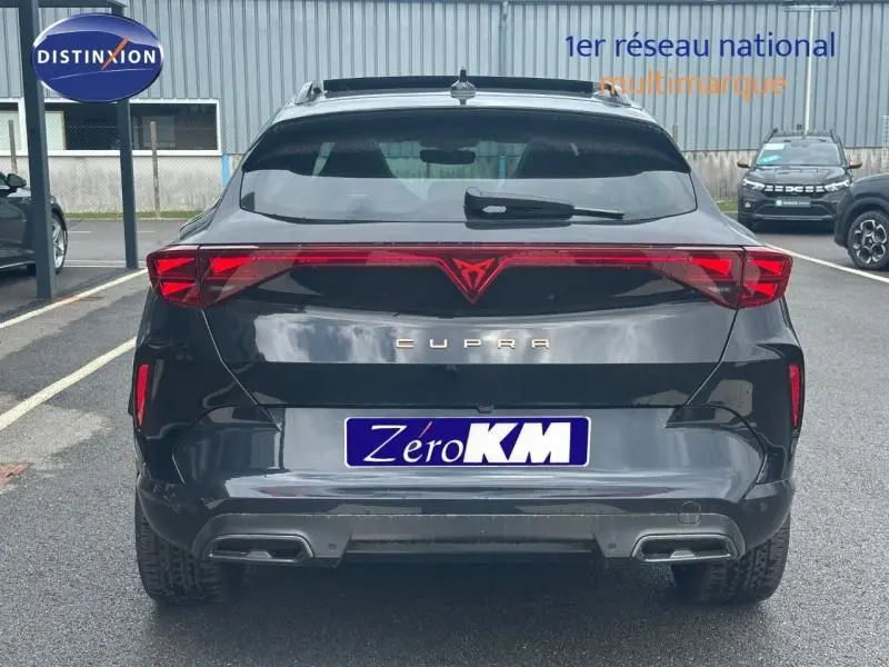 Vue arrière d'une CUPRA Formentor noir minuit métallisé avec feux LED et double sortie d'échappement intégrée.