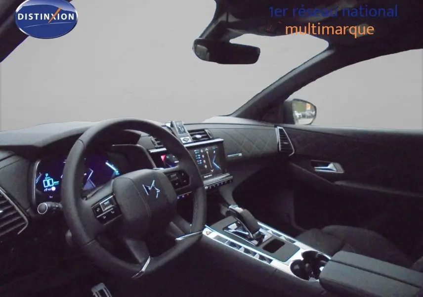Vue intérieure côté conducteur du DS7 Crossback E-TENSE 2021 noir perle métal, avec tableau de bord et console centrale élégants.