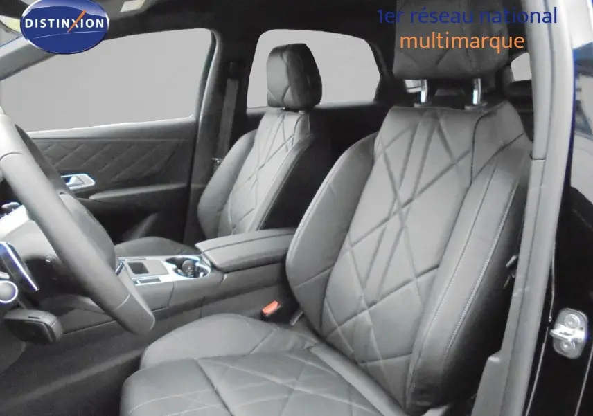 Vue intérieure côté conducteur du DS7 Crossback noir perle métal, avec sièges en cuir noir matelassé et console centrale moderne.