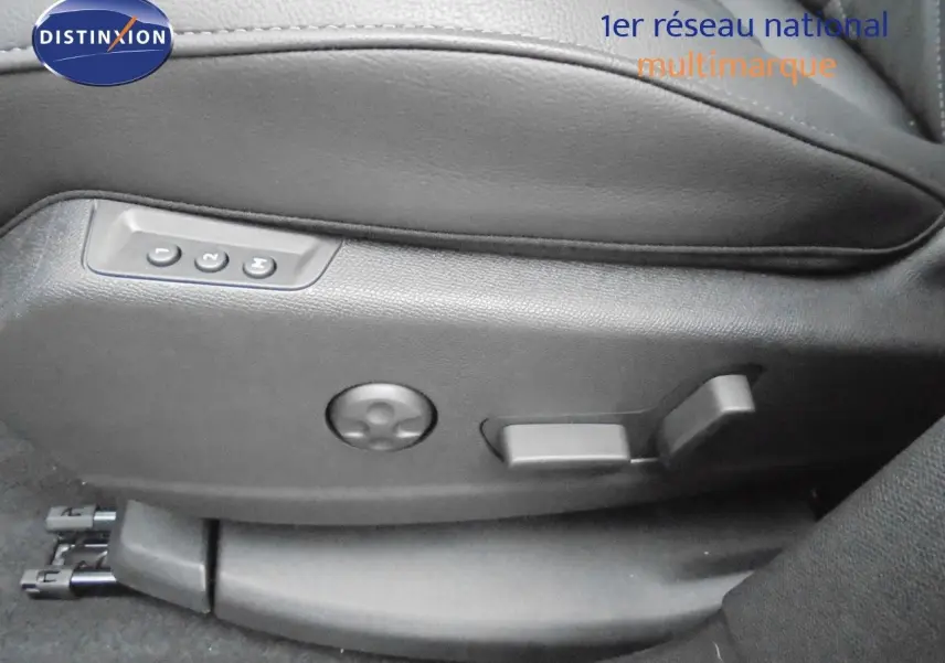 Réglages électriques du siège avant en cuir noir du DS7 Crossback E-TENSE 2021 visible en gros plan.