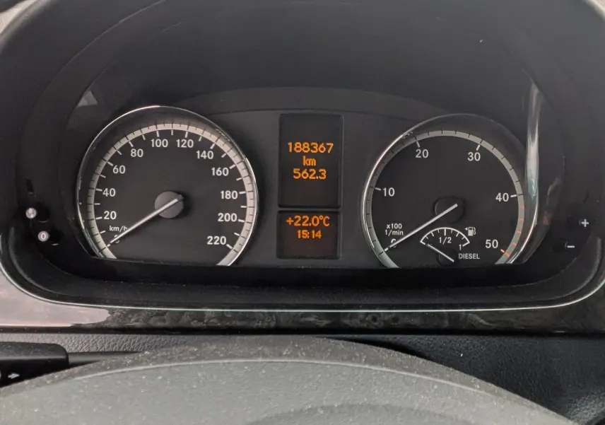 Tableau de bord et compteurs du Mercedes Viano 3.0 CDI, affichant la température et kilométrage, vue depuis le volant.