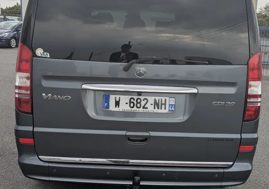 Vue arrière d'un Mercedes Viano gris 3.0 CDI avec vitres arrière surteintées et attelage de remorque visible.