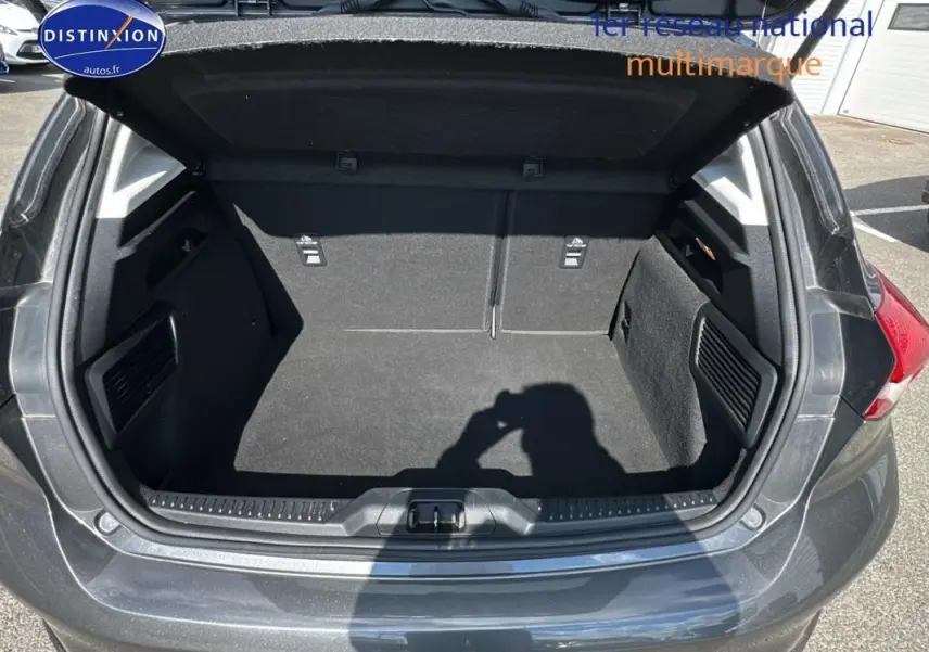 Coffre ouvert vu de l'arrière d'une Ford Focus Active gris foncé 2021, montrant un espace de chargement propre et spacieux.