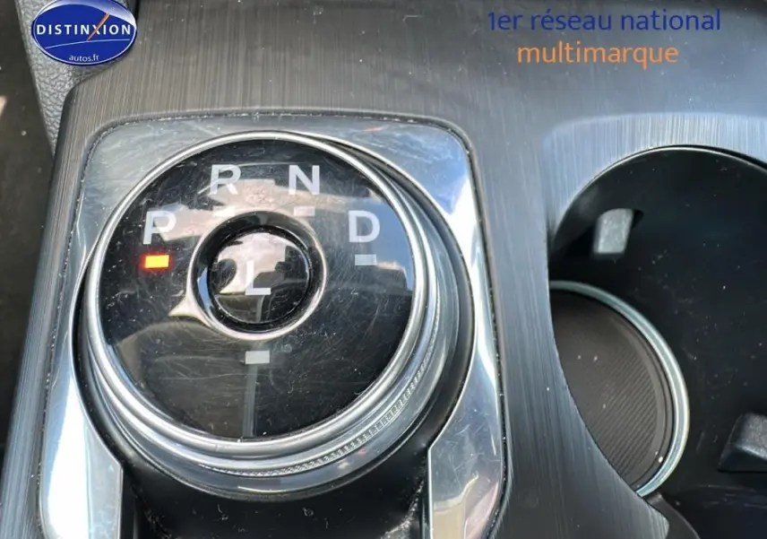 Gros plan sur la molette de sélection de la boîte automatique dans l'habitacle d'une Ford Focus Active gris foncé.