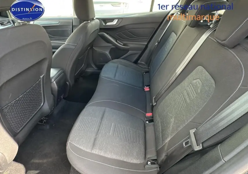 Vue intérieure arrière montrant les sièges arrière en tissu gris foncé de la Ford Focus Active 2021 avec appuis-tête et ceintures de sécurité.