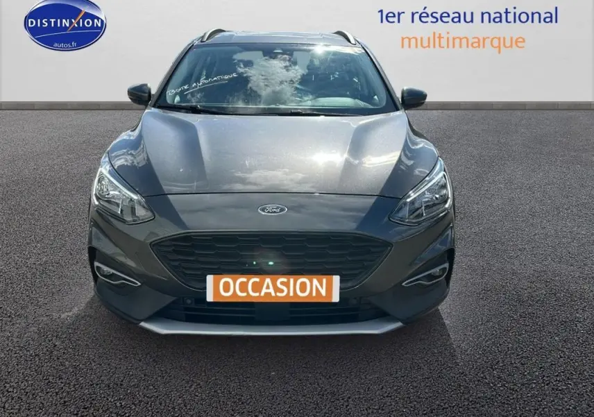 Vue frontale d'une Ford Focus Active gris foncé avec calandre noire et feux LED, sur fond neutre showroom.
