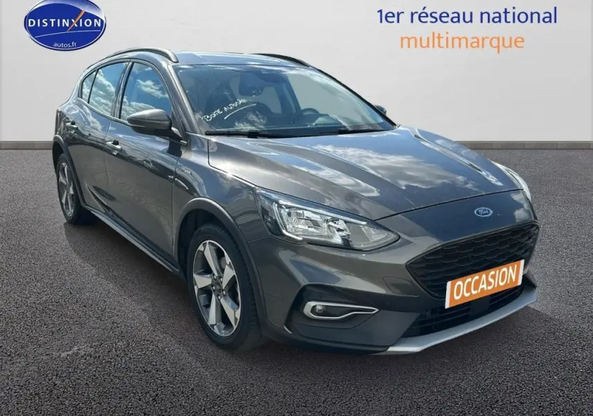 Ford Focus Active gris foncé vue 3/4 avant droit, avec barres de toit et jantes alliage 17 pouces.