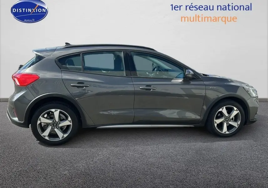 Profil côté gauche d'une Ford Focus Active gris foncé avec barres de toit et jantes alliage 17 pouces.