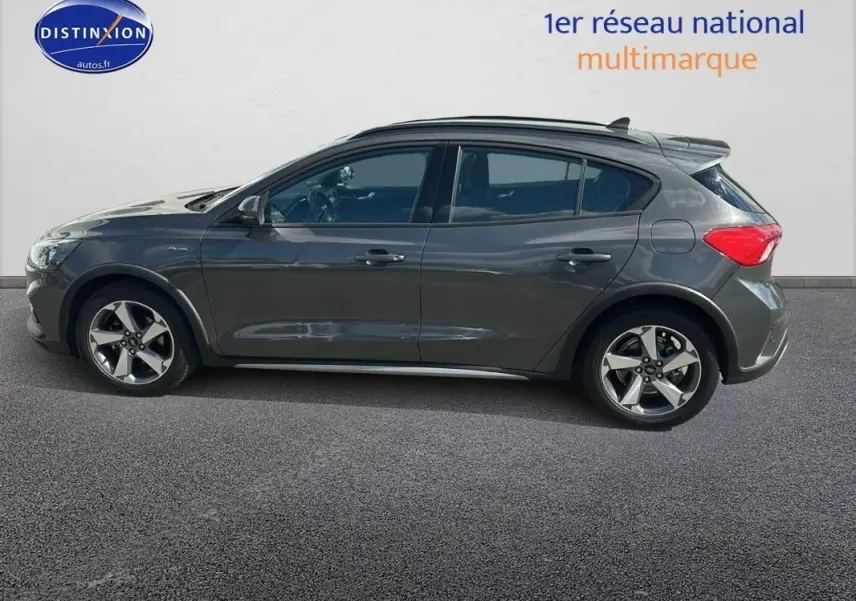 Profil côté gauche d'une Ford Focus Active gris foncé avec barres de toit et jantes alliage 17 pouces.
