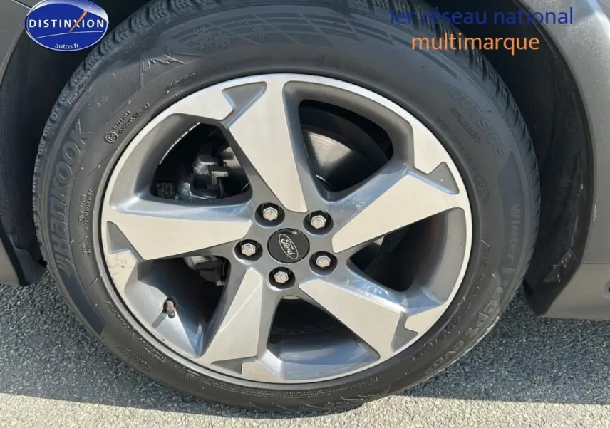 Gros plan sur la jante alliage 17 pouces grise d'une Ford Focus Active 2021 gris foncé.