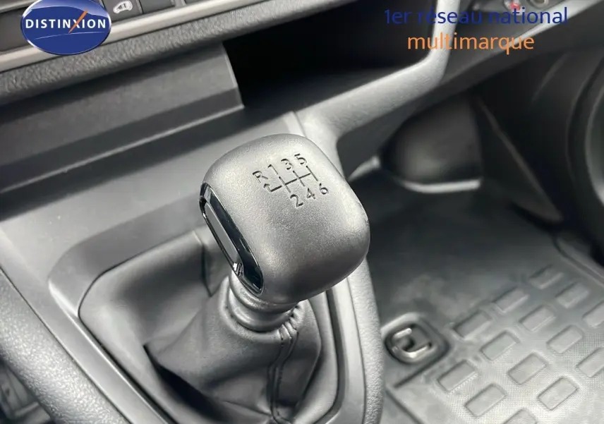 Le levier de vitesses manuel noir du Peugeot Expert Fourgon M 1.5 BlueHDi 120ch 2025, vue rapprochée de l'intérieur.