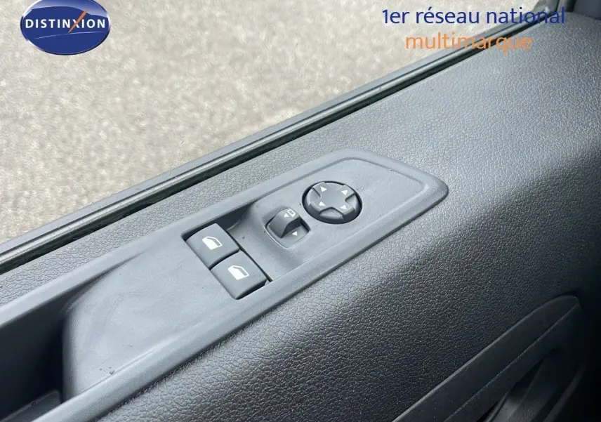 Commande des vitres électriques et réglage des rétroviseurs sur la portière côté conducteur du Peugeot Expert Fourgon blanc icy.