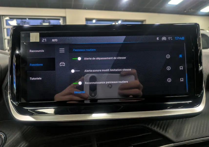 Écran tactile central du Peugeot 2008 Hybrid 145 Allure 2025 affichant les réglages d'alerte de vitesse et reconnaissance des panneaux.