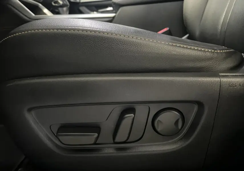 Gros plan sur les commandes électriques du siège conducteur en cuir noir du Mazda CX-60 Homura 2023.