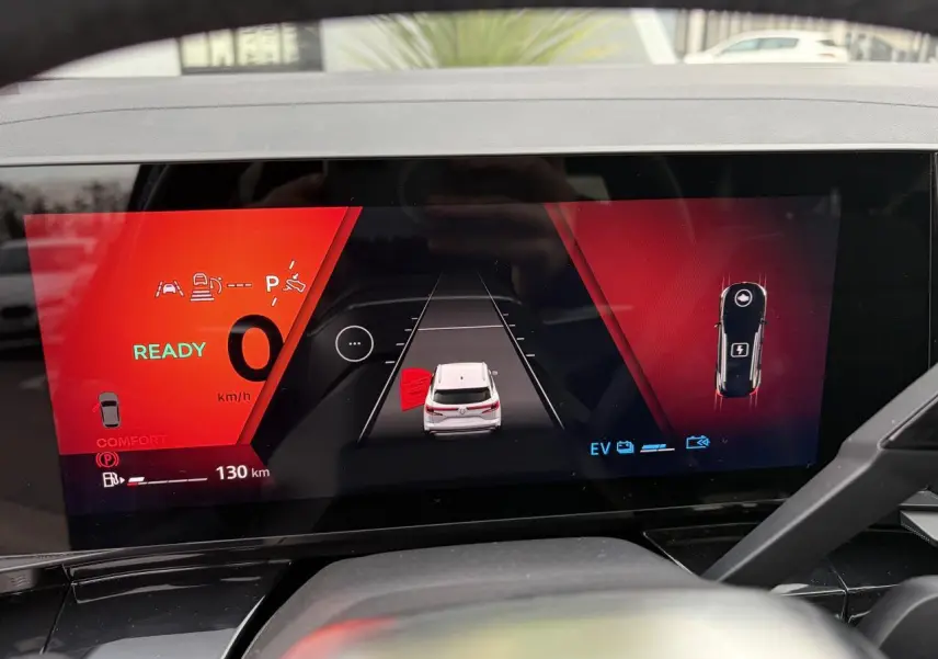 Affichage numérique du tableau de bord du Renault Austral E-Tech, montrant la vue 3D et l'état porte ouverte.