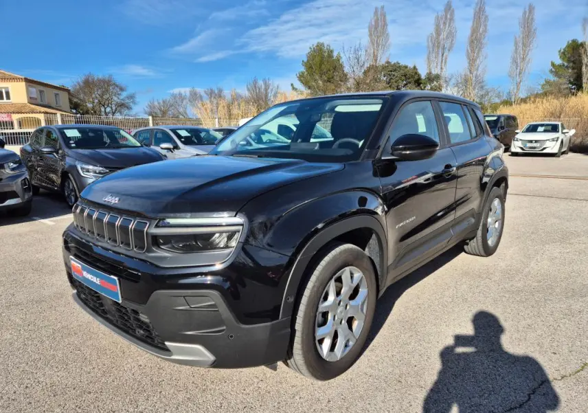 Jeep Avenger noir vu en 3/4 avant droit, avec calandre distinctive et jantes alliage 17 pouces visibles.