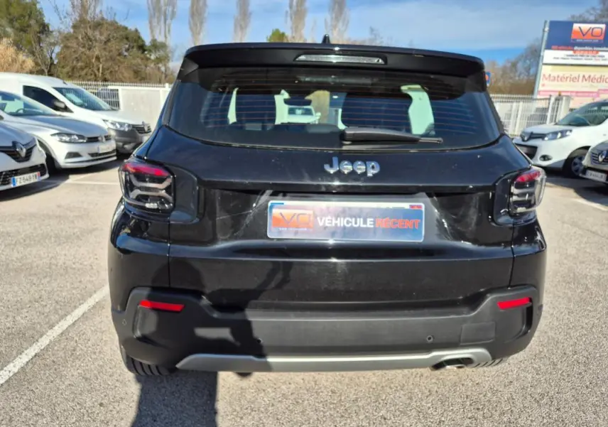 Vue arrière d'un Jeep Avenger noir 2024 avec feux arrière LED et plaque d'immatriculation "Véhicule récent".