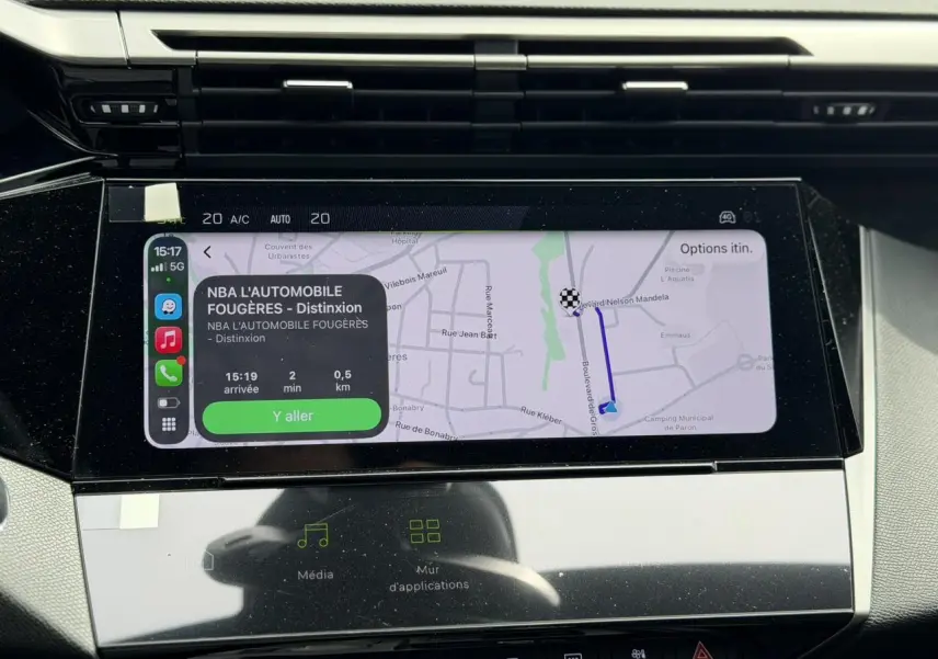 Écran tactile central du Peugeot 308 gris Artense, affichant la navigation avec itinéraire en cours.