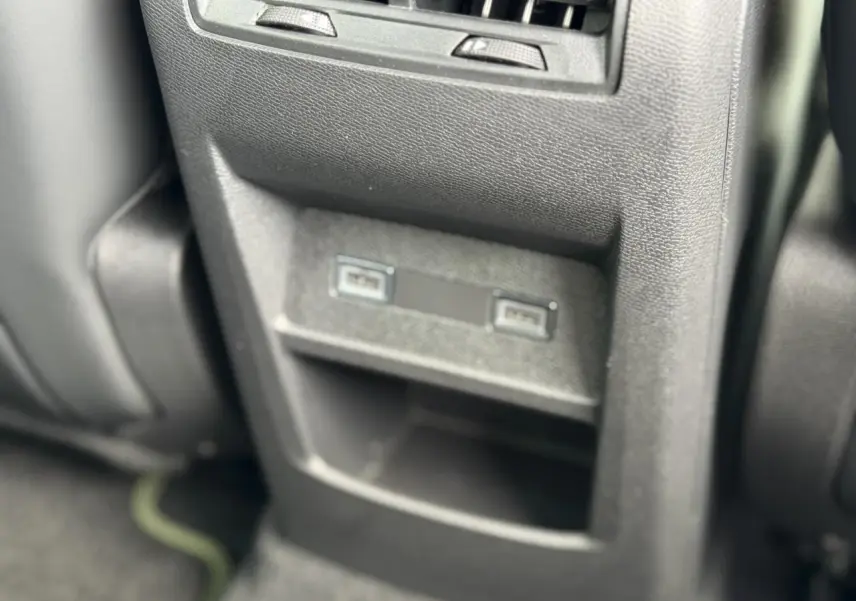 Prise USB double en bas de la console centrale arrière du Peugeot 308 NV Hybrid 145 GT e-DSC6 gris Artense.