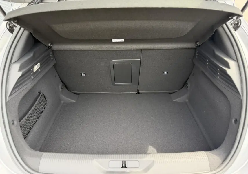 Coffre ouvert vu de l'arrière d'une Peugeot 308 gris Artense, montrant l'espace de chargement intérieur.