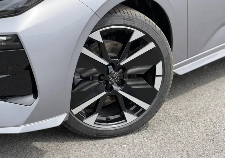 Gros plan sur la jante alliage 18" bi-tons noir et argent du côté avant gauche d'une Peugeot 308 gris Artense.