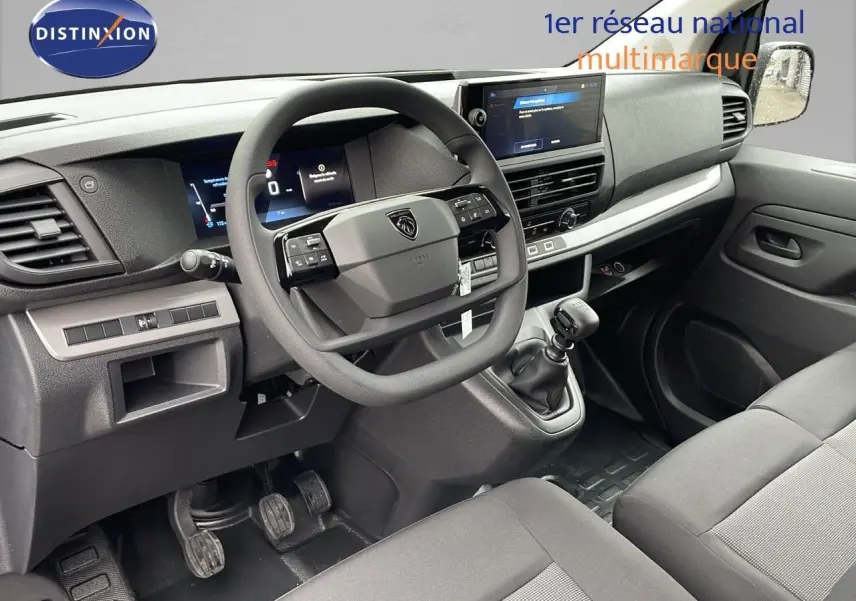 Intérieur du Peugeot Expert Fourgon 2025 vu côté conducteur, tableau de bord moderne avec écran tactile et volant multifonction.