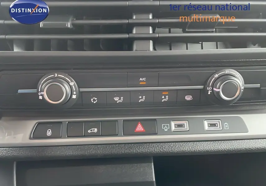 Détail de la console centrale du Peugeot Expert Fourgon blanc 2025 avec commandes de climatisation et boutons multifonctions.