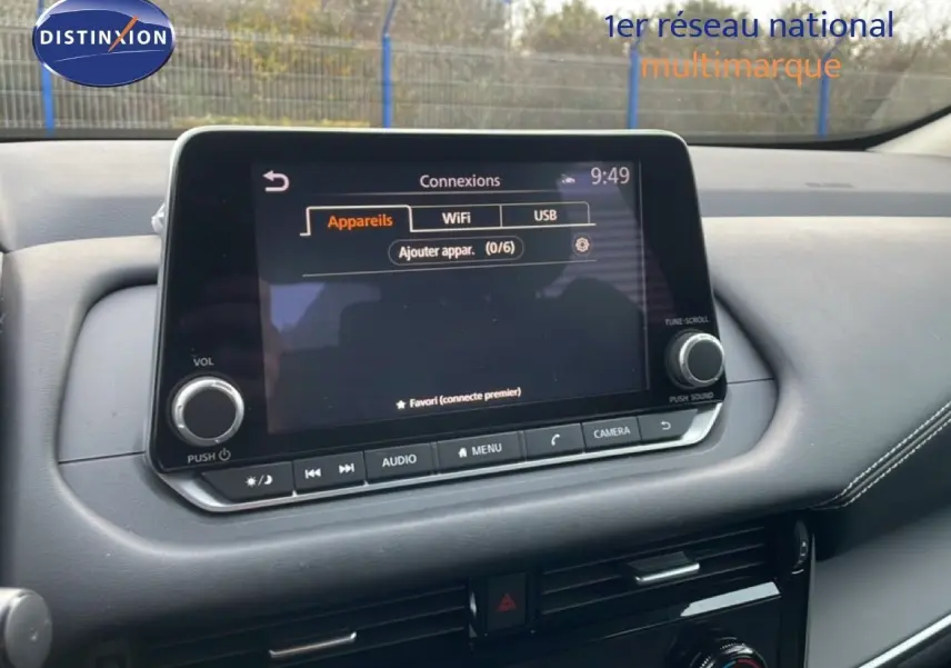Écran tactile central du tableau de bord du Nissan Qashqai 2023, avec interface de connexion WiFi et USB.