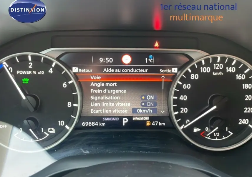 Vue rapprochée du tableau de bord du Nissan Qashqai noir métal 2023, affichant l'aide au conducteur et les compteurs numériques.