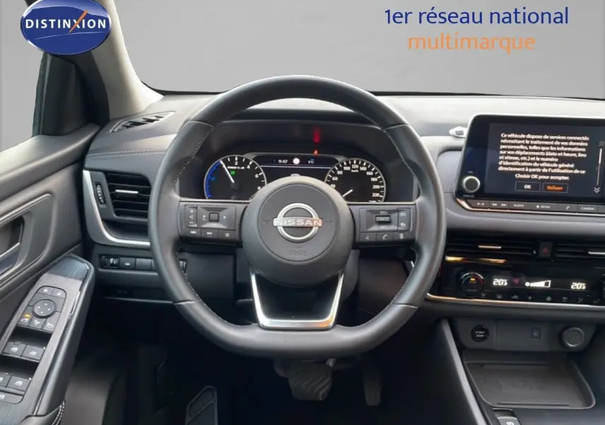 Vue intérieure centrée sur le volant et le tableau de bord du Nissan Qashqai 2023 noir métal avec écran tactile et commandes intégrées.