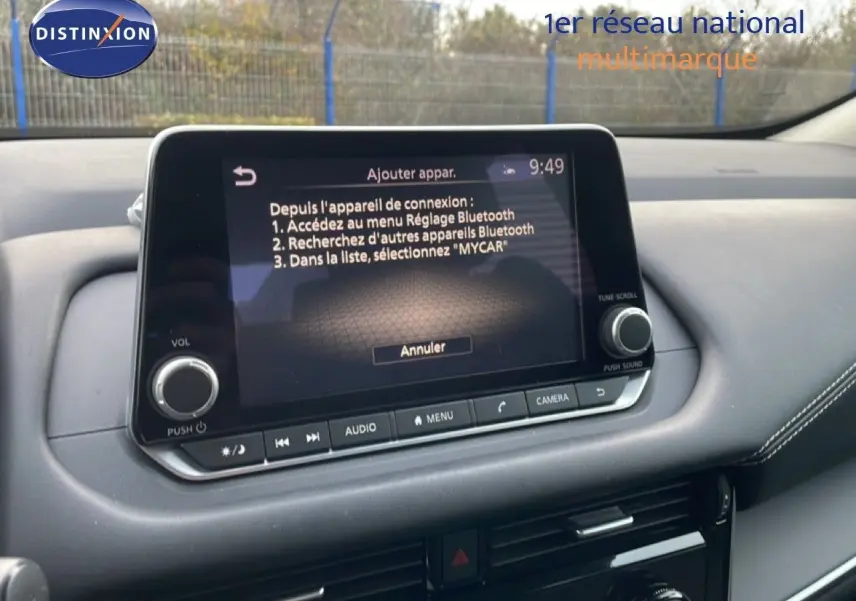 Vue rapprochée de l’écran tactile central du Nissan Qashqai 2023 noir métal, affichant les réglages Bluetooth.
