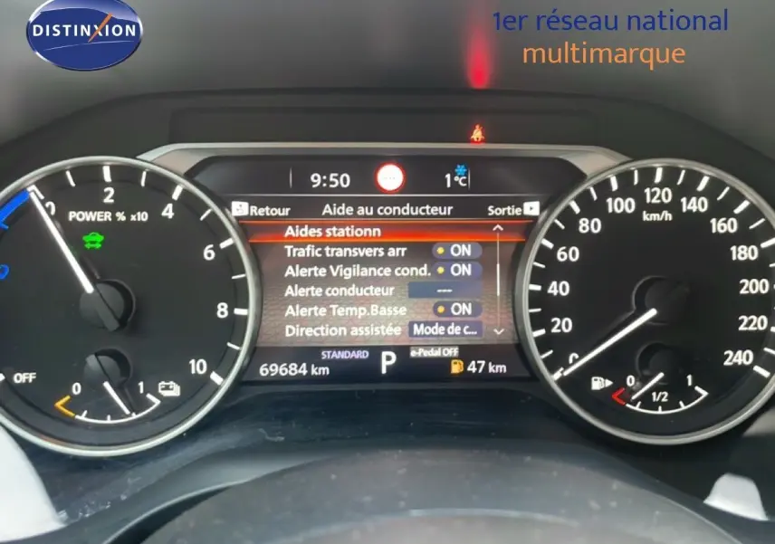 Vue rapprochée du tableau de bord numérique du Nissan Qashqai noir métal, affichant l’aide au conducteur active.