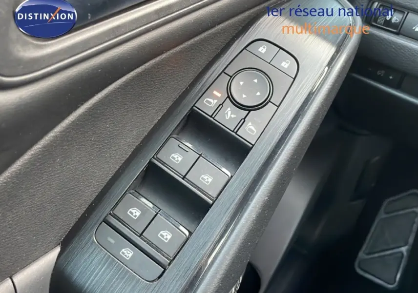 Gros plan sur les commandes de lève-vitres et rétroviseurs côté conducteur du Nissan Qashqai noir métal 2023.