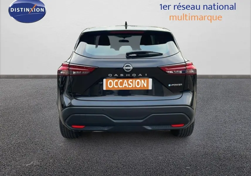 Vue arrière d'un Nissan Qashqai noir métal 2023, version hybride e-power avec feux arrière LED et logo distinctif.