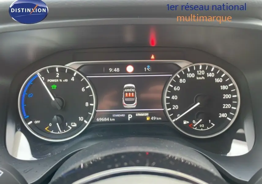 Vue rapprochée du tableau de bord numérique du Nissan Qashqai 1.5 E-POWER 2023 affichant la vitesse, la puissance et l'autonomie.