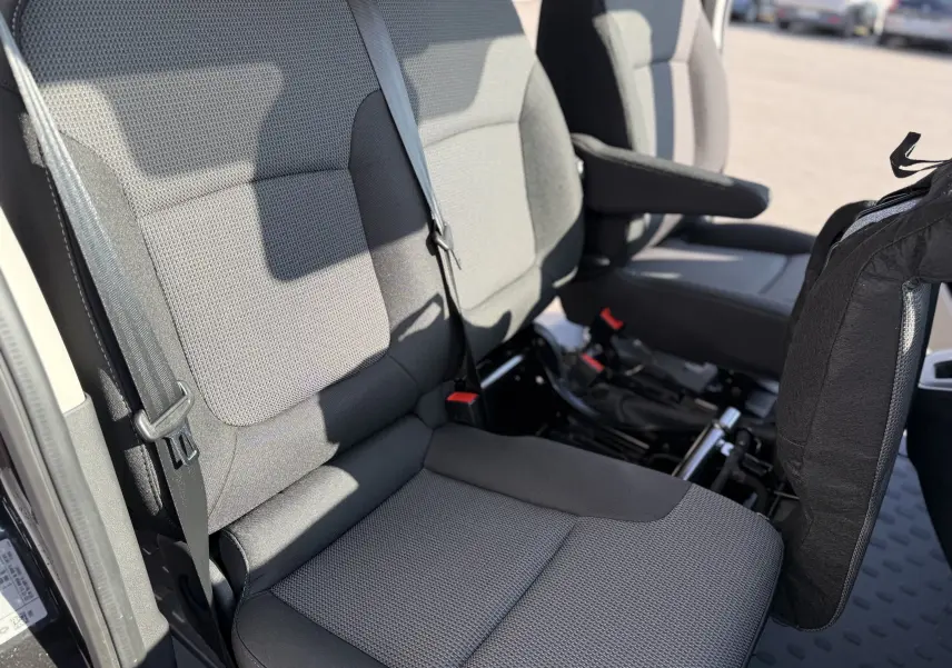 Gros plan sur les sièges avant gris foncé du Renault Trafic Cabine Approfondie L2H1 2025, avec ceinture de sécurité visible.