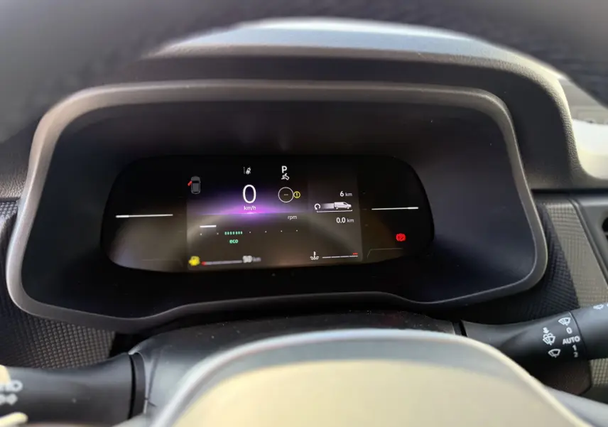 Tableau de bord numérique du Renault Trafic cabine approfondie 2025, affichage vitesse et indicateurs au centre.