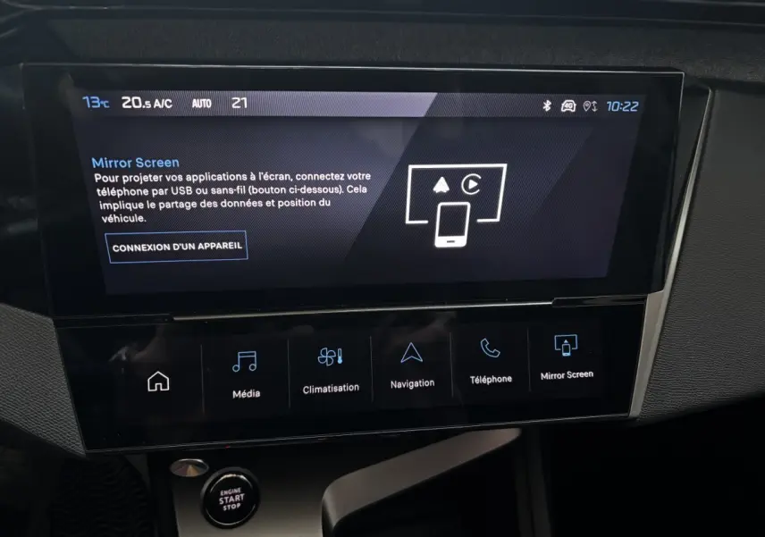 Écran tactile central de la Peugeot 308 Hybrid 136 e-DCS6 Allure, affichage multimédia et climatisation.