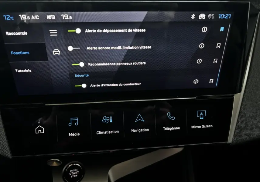 Écran tactile central de la Peugeot 308 Hybrid 136 e-DCS6 Allure affichant les options de sécurité, intérieur noir.