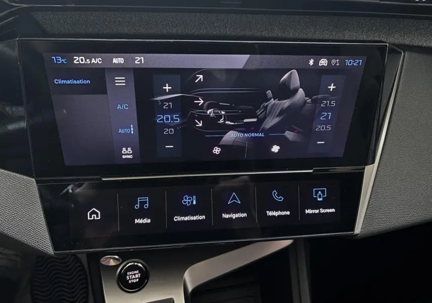 Écran tactile central de la Peugeot 308 Hybrid bleu, affichant les réglages de climatisation et commandes multimédia.