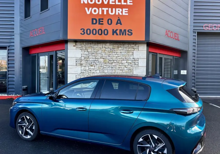 Peugeot 308 Hybrid bleu vue de profil côté gauche, avec jantes alliage et feux arrière LED distinctifs.