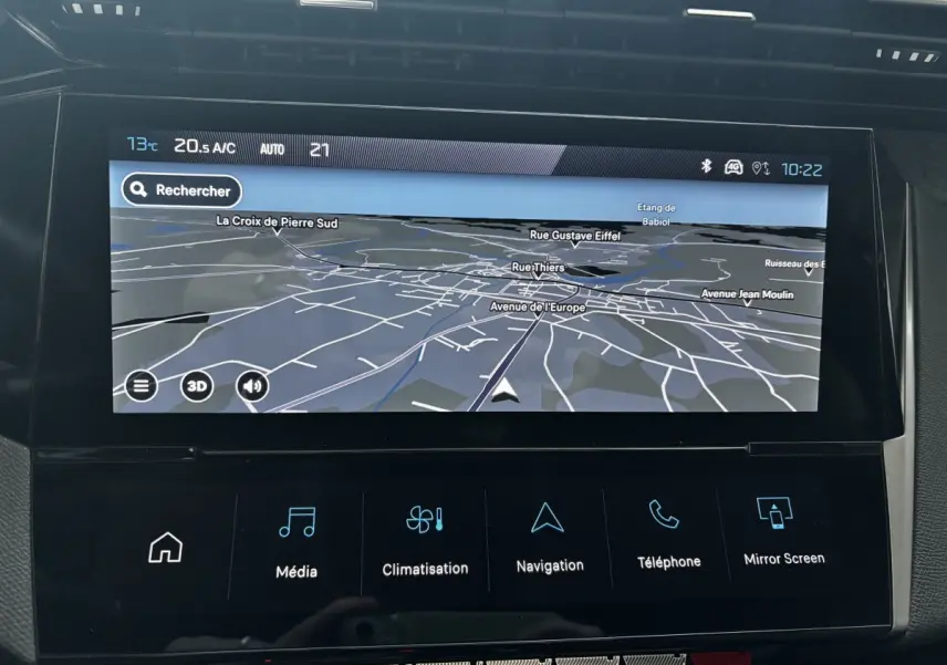 Écran tactile central de navigation du tableau de bord de la Peugeot 308 Hybrid 136 e-DCS6 Allure 2025.