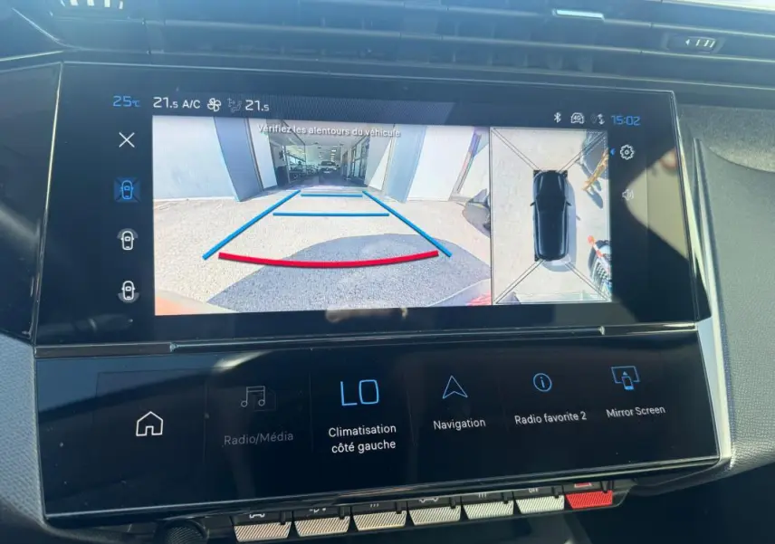 Écran tactile du cockpit numérique de la Peugeot 308 Hybrid gris, affichant la caméra de recul et la vue 360° intérieure.