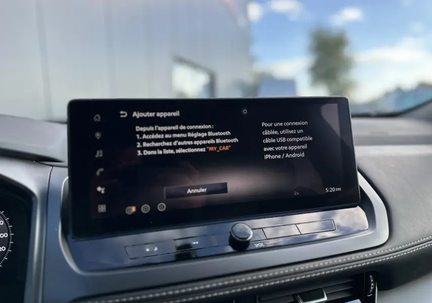 Écran tactile central du tableau de bord du Nissan Qashqai 2025, affichant le menu Bluetooth, avec finition intérieure noire.