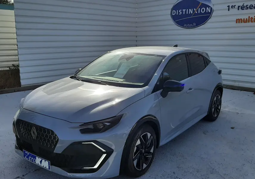 Renault Clio VI TCe 115ch Techno gris Rafale vue 3/4 avant droit avec signature lumineuse LED distinctive.