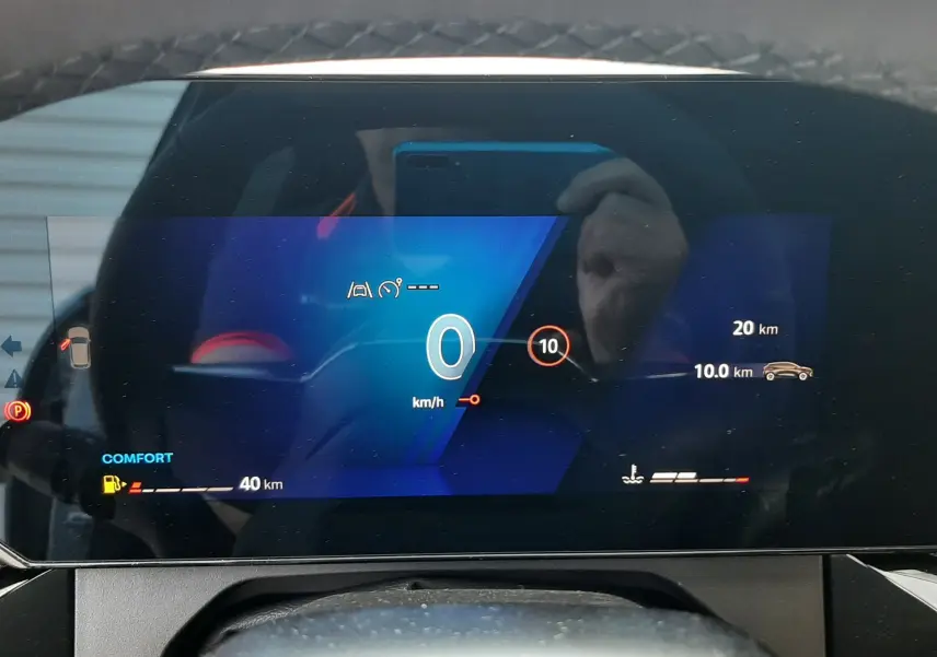 Vue intérieure du tableau de bord numérique de la Renault Clio VI TCE 115CH TECHNO, affichage moderne et épuré.