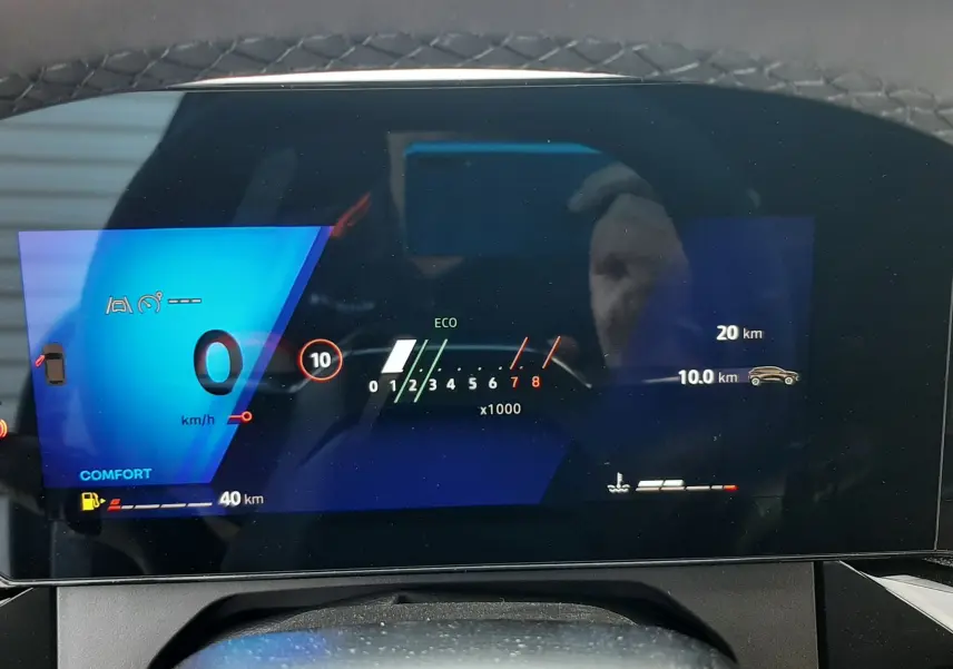 Affichage numérique du tableau de bord de la Renault Clio VI TCE 115ch Techno, avec indicateur de vitesse à 0 km/h et mode confort.